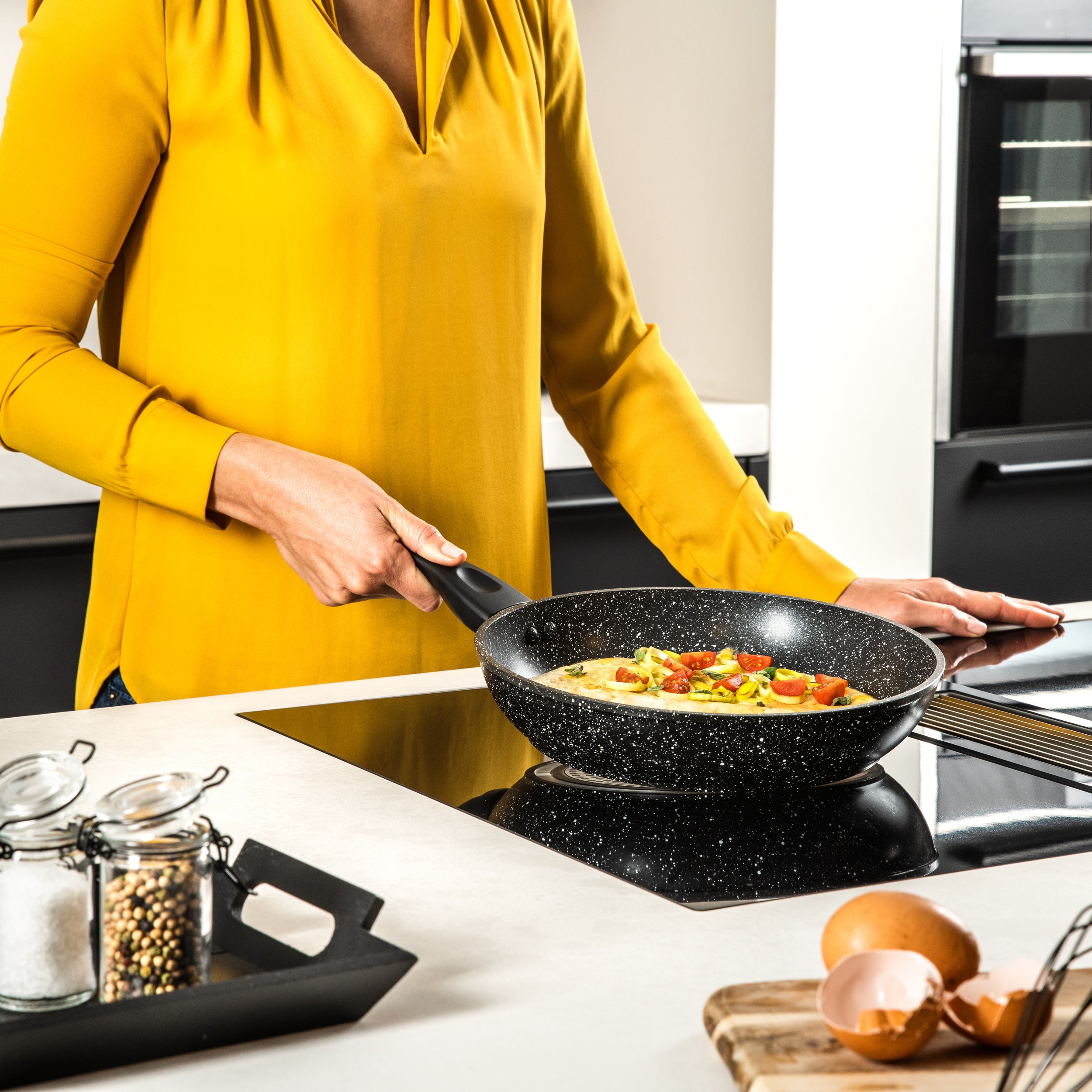 Westinghouse Extra Large Rectangle Frypan 2400W with Cast in Element –